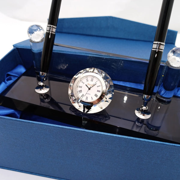 ستاند كريستال-ستايلو مع حامل قلم ثنائي و ساعة باللون الفضي